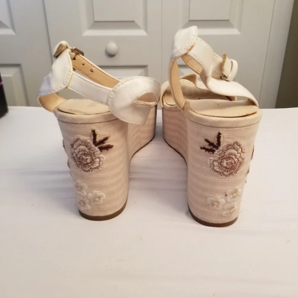 Nine West Floral Embroidered Platform Wedge Sandals Cream White Ankle Strap 9.5M